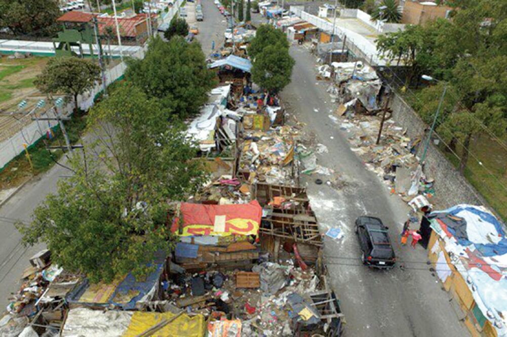 Tras un año y medio de negociaciones los ocupantes de avenida Telecomunicaciones, acordaron recibir 3 mil pesos mensuales para renta. (ESPECIAL)