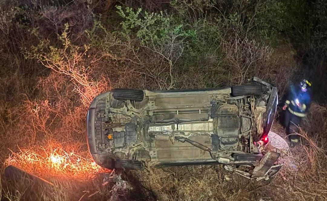 Cuatro personas resultan heridas tras choque en Todos Santos, BCS; rescatan a ocupantes de un auto volcado.
Foto: Especial.