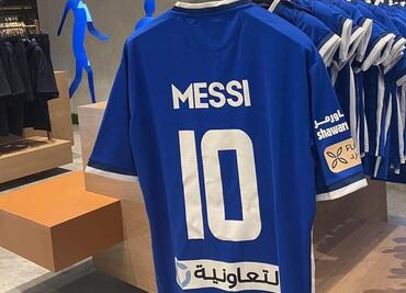 El clásico rival del nuevo equipo de Cristiano Ronaldo vende camisetas de Lionel Messi en su tienda oficial