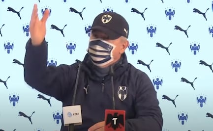 Interrumpen y hacen señas obscenas al "Vasco" Aguirre durante su conferencia