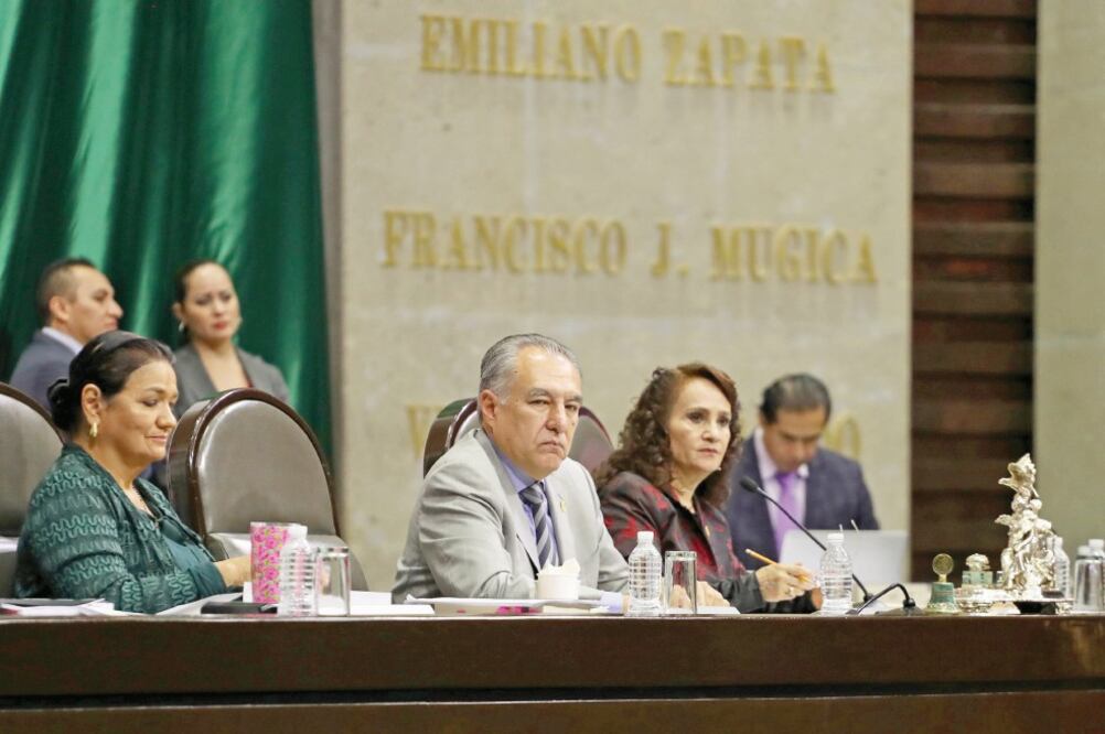 Las inscripciones en la Cámara de Diputados (al fondo) no son de oro, sino de bronce, con acabado en color dorado. (BERENICE FREGOSO. EL UNIVERSAL)