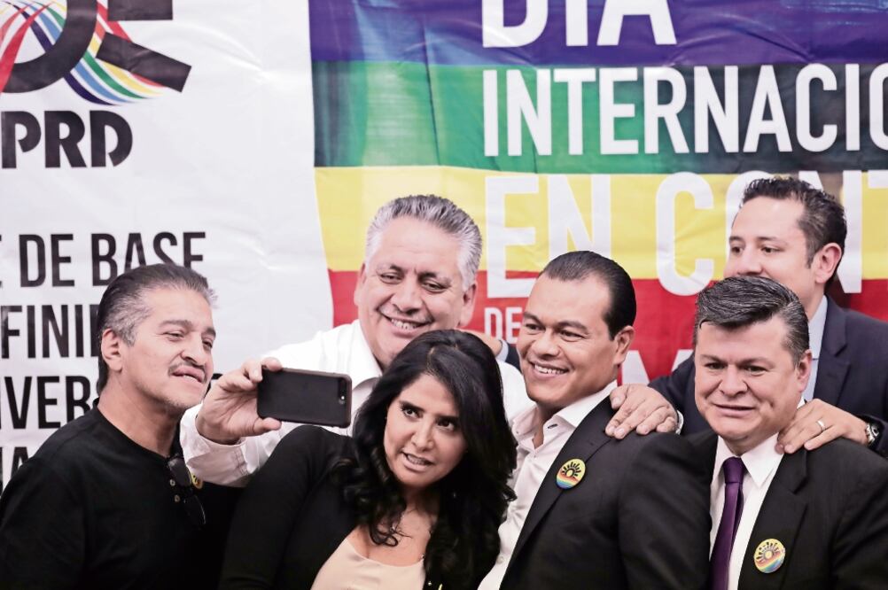 Líderes del sol azteca acompañaron al candidato en la reunión en la CDMX. (ALEJANDRO ACOSTA. EL UNIVERSAL)