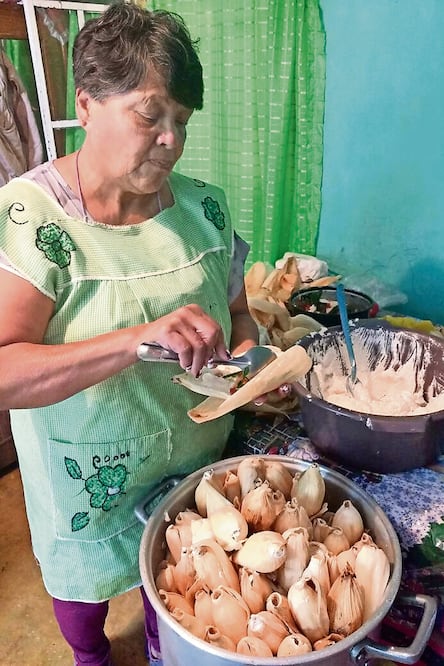 Desde hace 11 años, la señora Sara Laura reparte comida a peregrinos; este año dio 500 tamales a quienes peregrinaron rumbo a la Basílica (PERLA MIRANDA. EL UNIVERSAL)