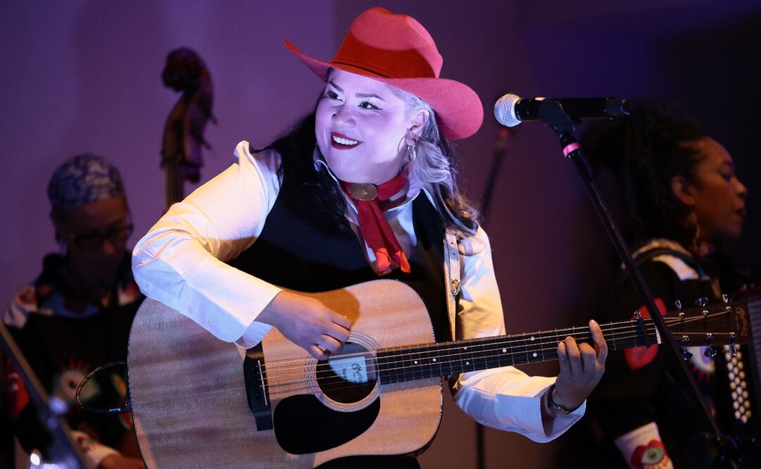 La cantante mexicana Vivir Quintana se presentó en un evento en el Museo Memoria y Tolerancia, en Ciudad de México (México). A Vivir Quintana se le plantó una pregunta en el corazón hace diez años: "¿Qué hubiera pasado si mi amiga (víctima de feminicidio) hubiera matado a su agresor?", y de ahí surgió "Cosas que sorprenden a la audiencia", su nuevo álbum que renueva los corridos "misóginos y violentos" con casos de "mujeres reales que defendieron su vida" de la violencia machista. EFE/José Méndez.