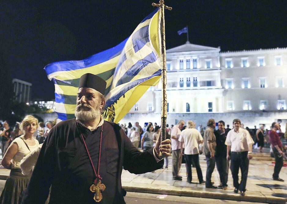 Cientos de manifestantes en Atenas expresan su apoyo al primer ministro griego Alexis Tsipras en las negociaciones con los acreedores del país (YANNIS KOLESIDIS / EFE)