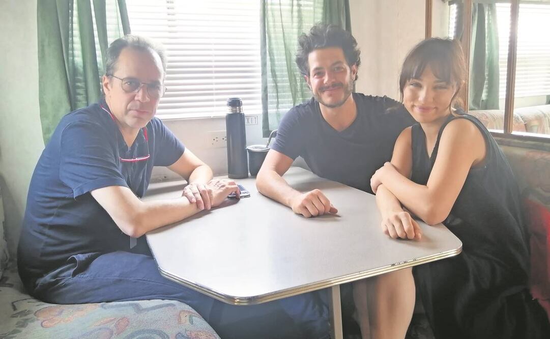 Cuchí (izquierda) dirige a Alfonso Dosal y Fiona Palomo en el que es su segunda película. Filman en locaciones de Tultitlán. Foto: Aracelí García/ EL UNIVERSAL.