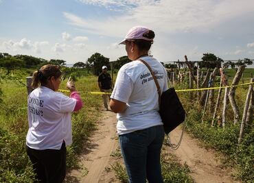 Colectivos de familiares de personas desaparecidas ingresan a fosa de Arbolillo, Veracruz