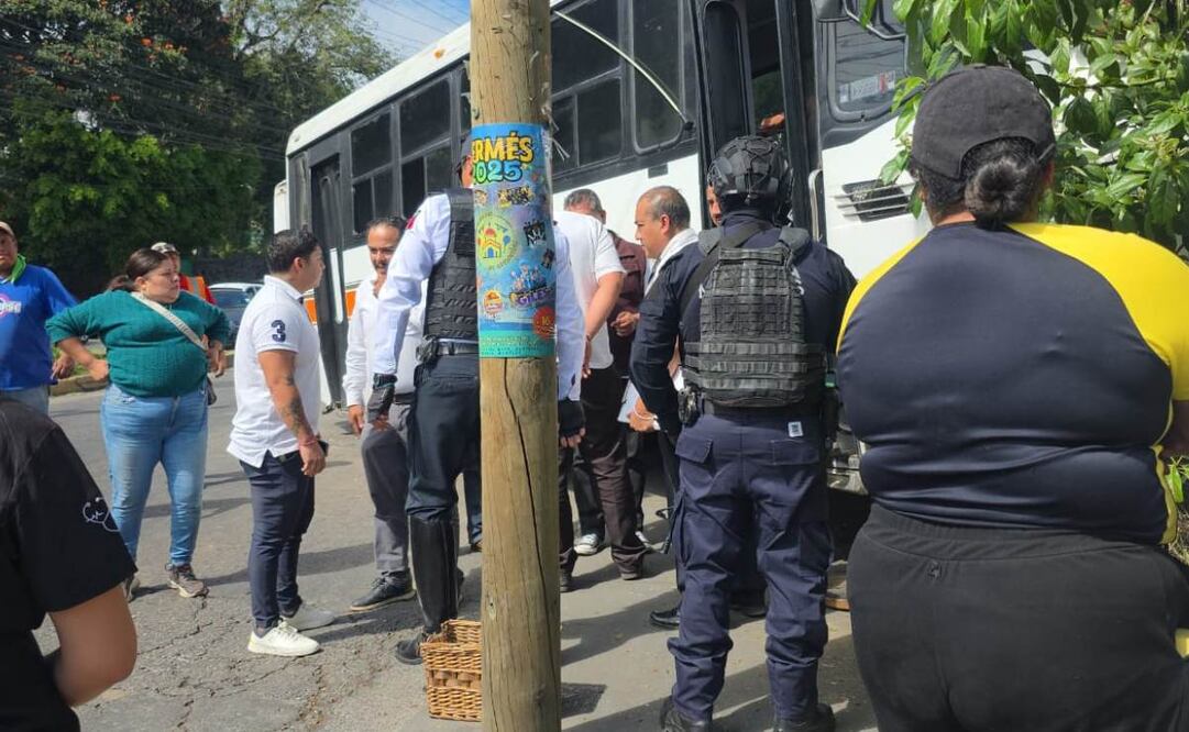 Choca microbús de pasajeros contra pizzería y deja más de 20 heridos en Cuernavaca (12/11/2025). Foto: Especial