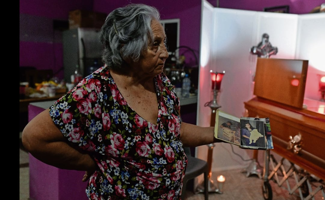 En la colonia Insurgentes Norte, del municipio petrolero de Minatitlán, Yesenia Mollinedo fue despedida en medio de incredulidad. Sus seres queridos la recordaron con fotografías. Foto: ÁNGEL HERNÁNDEZ. CUARTOSCURO