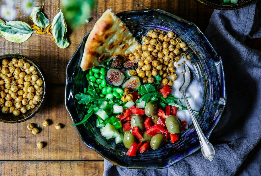 Come despacio, mastica con calma. El estómago y el intestino necesitan aproximadamente 20 minutos desde que empiezas a comer para enviar las señales de saciedad al cerebro. Foto: Unsplash Odiseo Castrejón