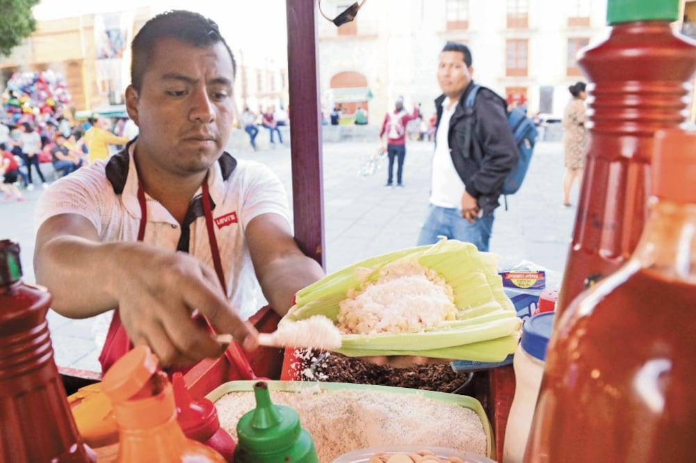 La iniciativa de "El Chuy" de servir los alimentos en hojas de totomoxtle le ha generado el aumento de la clientela.