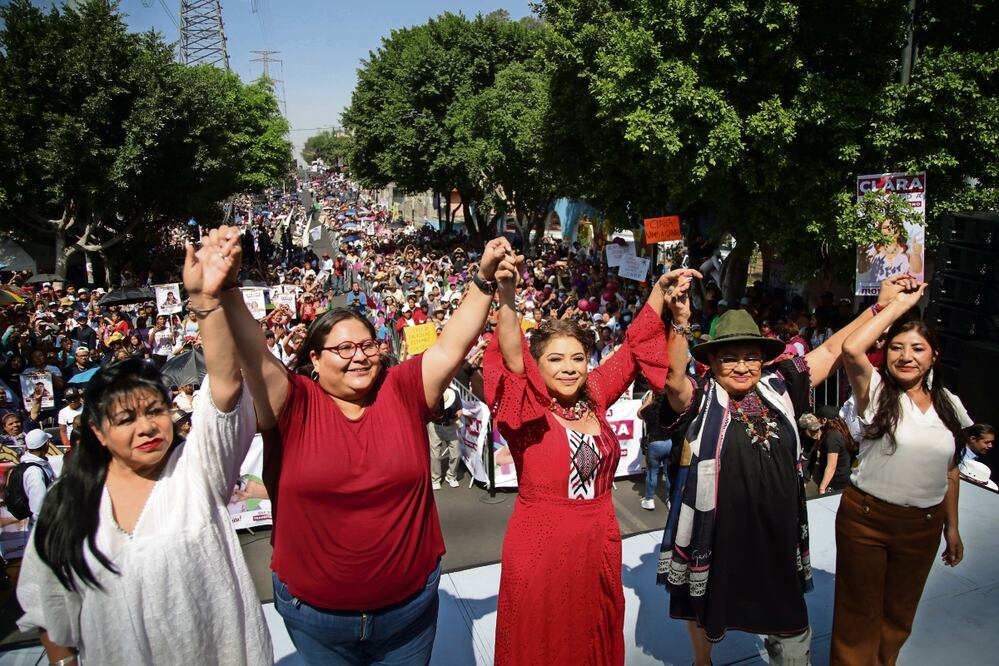 La aspirante al Gobierno de la Ciudad de México, Clara Brugada Molina, encabezó un mitin frente a cientos de simpatizantes de San Miguel Teotongo. Foto: Carlos Mejía | El Universal