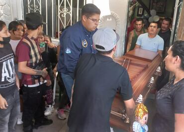 ¡No los queremos ver!: familiares de víctimas de masacre en León, corren a elementos de la Guardia Nacional en velorio