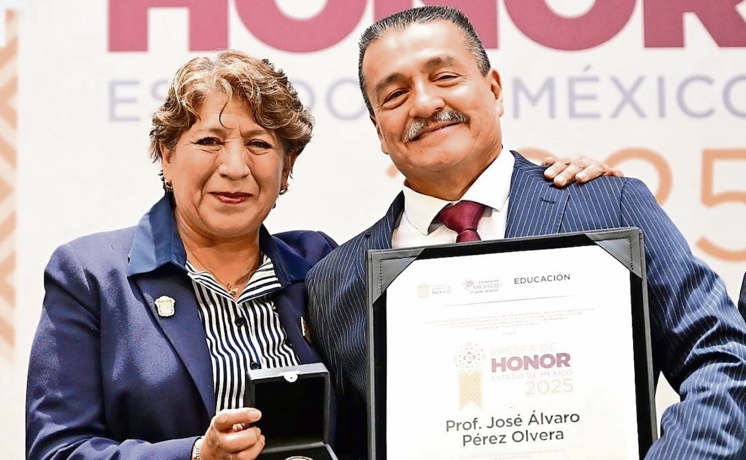 La gobernadora Delfina Gómez reconoció a maestros por 25 años de trabajo en las aulas. Foto: Especial