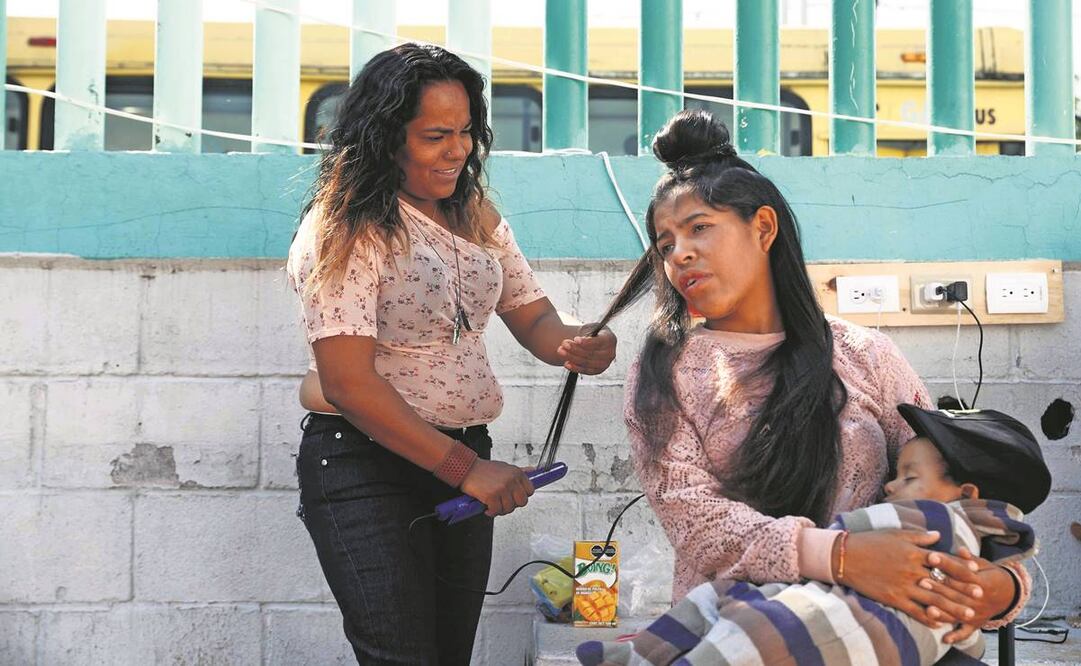 Heidy Lorena Rodríguez (izq.) y Heidy Ninoska Nieto (der.), ambas hondureñas, se conocieron en la caravana migrante. Su intención es llegar a Tijuana y Monterrey, respectivamente. Foto: Diego Simón/ EL UNIVERSAL.