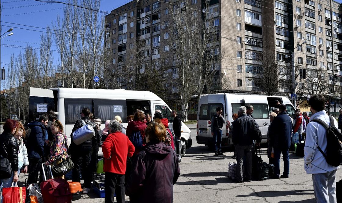 Varios minibuses y camionetas llegaron a buscar a decenas de personas que sobrevivieron al bombardeo. Foto: AP