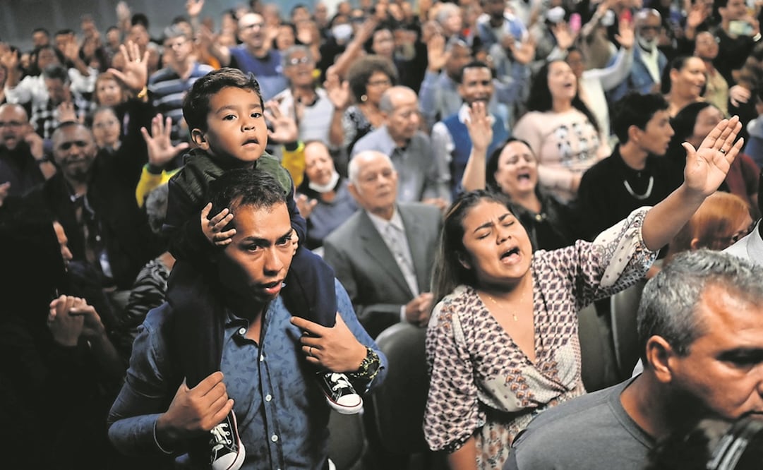 Los feligreses asistieron a una ceremonia por el cumpleaños del pastor Silas Malafaia en la iglesia evangélica Asamblea de Dios, en Río de Janeiro el 15 de septiembre.Foto:Archivo/AFP