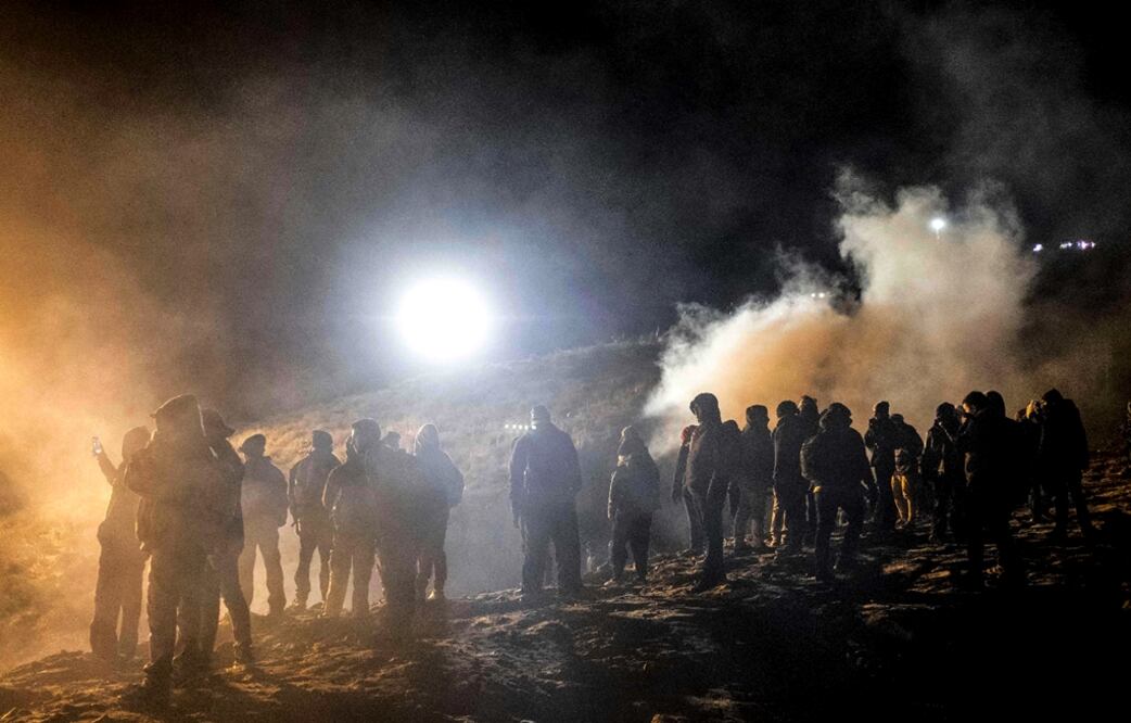 Veinticinco inmigrantes, incluyendo dos adolescentes, fueron detenidos durante un intento masivo de cruce ilegal en la frontera entre Tijuana y San Diego, informaron autoridades de la Oficina de Aduanas y Protección Fronteriza (CBP) estadounidense. Foto AFP