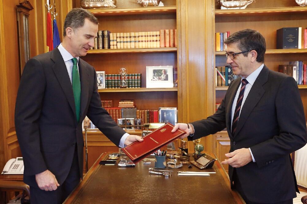El rey Felipe VI y el presidente del Congreso de los Diputados, Patxi López (der.) , ayer, en Madrid, al firmar el decreto para convocar a elecciones generales (EFE)