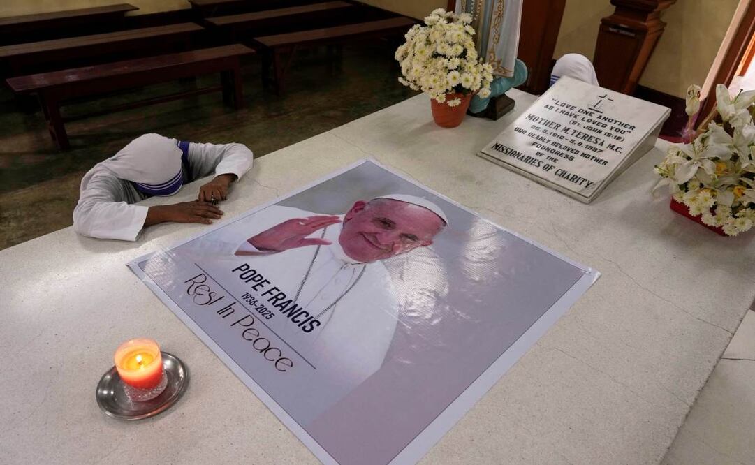 Una monja católica de las misioneras de la caridad, la orden fundada por santa Teresa, reza ante un retrato del papa Francisco colocado sobre la tumba de la santa tras la muerte del papa en Calcuta, India, el martes 2 de abril de 2025. Foto: AP