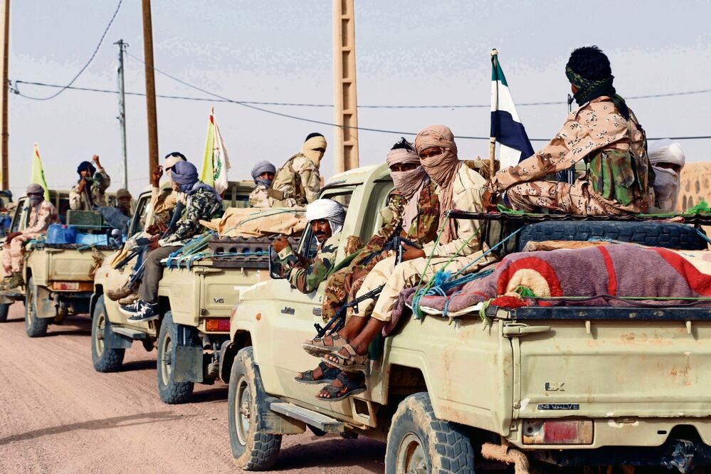 Combatientes tuaregs de la Coordinación de Movimientos del Azawad (CMA) durante su avance cerca de Kidal, al norte de Mali, el 28 de septiembre de 2016. Foto: AFP