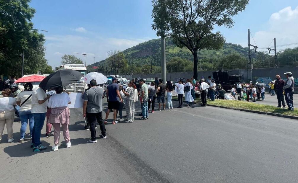 Los manifestantes argumentaron que el cierre de la vialidad se debe a las afectaciones que han sufrido en sus viviendas por encharcamientos e inundaciones.
Foto: Especial.