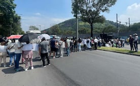 Padres de familia bloquean Calzada Ignacio Zaragoza; exigen intervenir escuela por supuestos daños estructurales