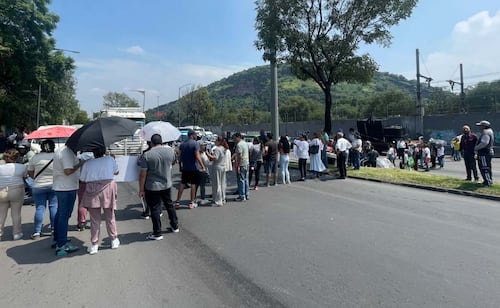 Padres de familia bloquean Calzada Ignacio Zaragoza; exigen intervenir escuela por supuestos daños estructurales
