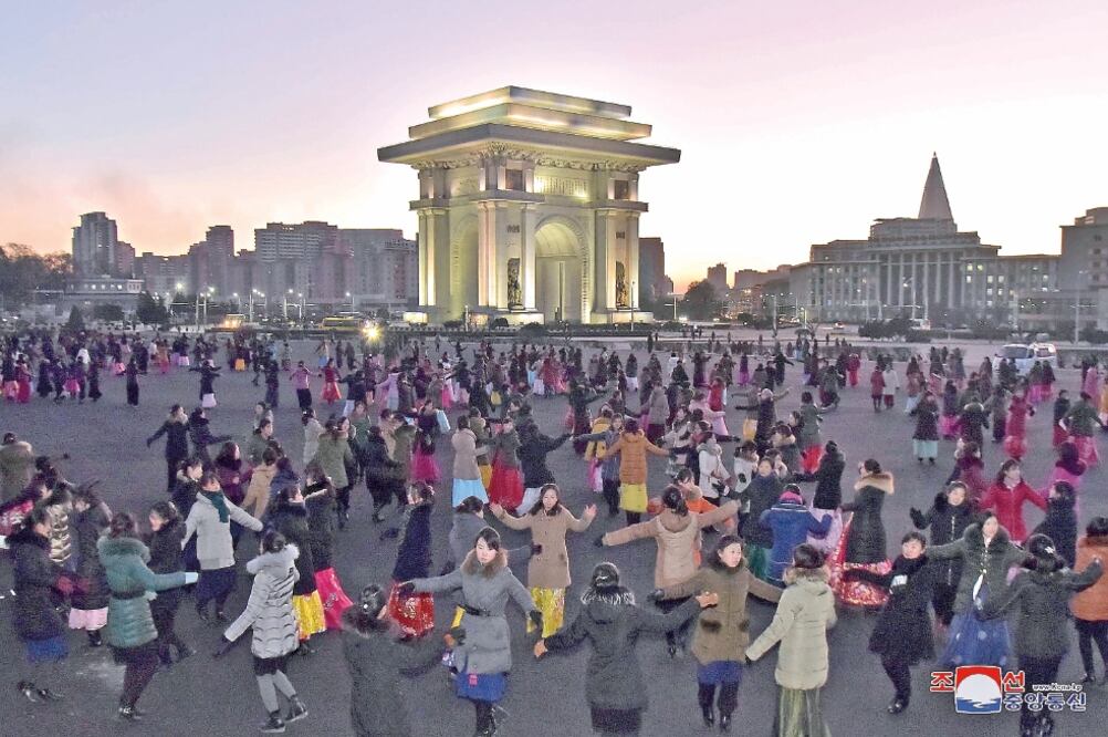 Norcoreanos bailan en una plaza en Pyongyang, en esta imagen difundida ayer por la agencia estatal KCNA (REUTERS)