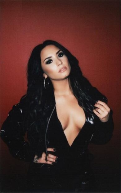 Demi Lovato impacta con tremendo escote en traje de baño
