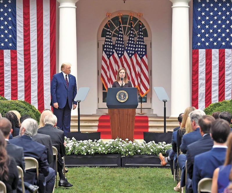 La jueza Amy Coney Barrett durante la conferencia, en la Casa Blanca, en la que el presidente Donald Trump la nominó para ocupar un puesto en la Corte. Foto: OLIVIER DOULIERY. AFP