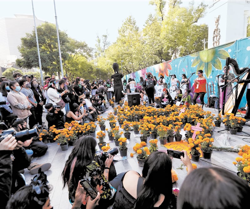 Feministas organizaron un concierto frente al hemiciclo. Foto: JUAN BOITES. EL UNIVERSAL
