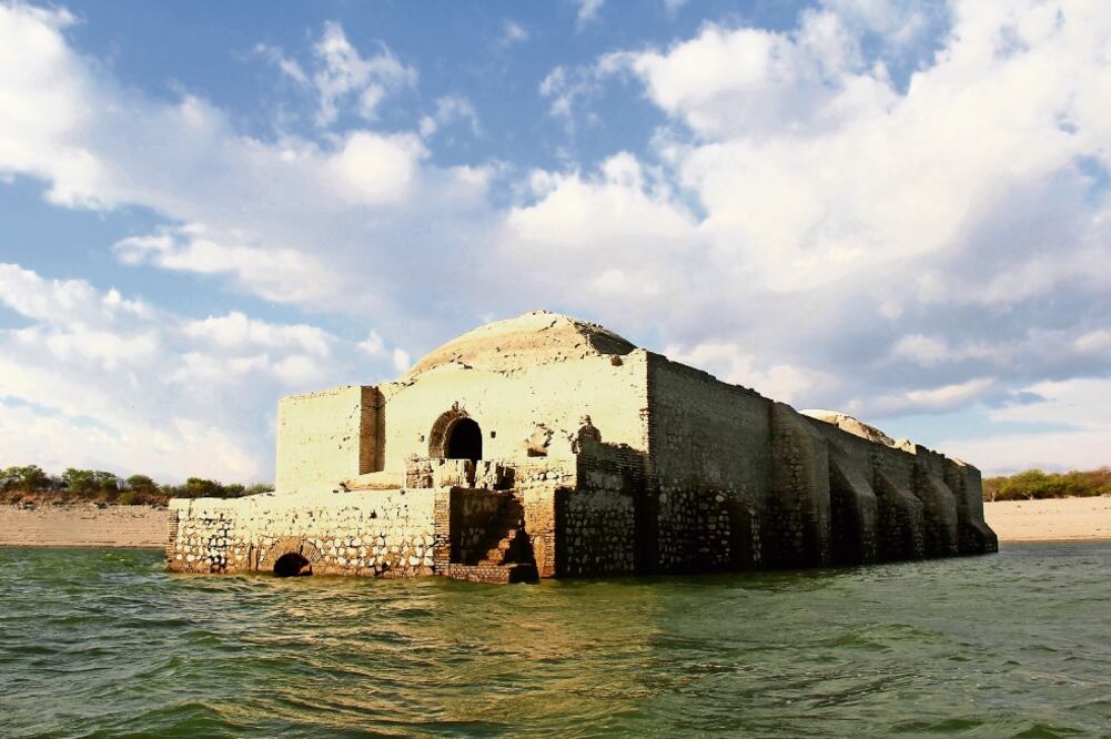 De acuerdo con documentos históricos, cada año resurgen del embalse —construido hace más de 50 años— las dos cúpulas y parte de los contramuros de lo que alguna vez fue una de las iglesias más hermosas de la provincia zapoteca (ROSELIA CHACA)