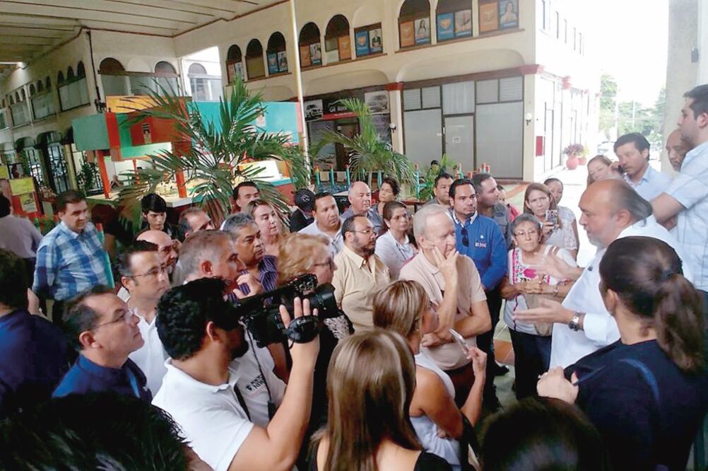 Inconformes llegaron al lugar del operativo, donde dijeron ser víctimas “del robo del siglo”, pues temen que no les devuelvan todos sus objetos de valor. (ADRIANA VARILLAS. EL UNIVERSAL)