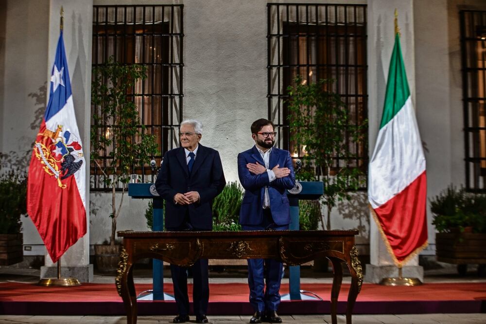 El presidente de Italia, Sergio Mattarella (izq.), con el mandatario de Chile, Gabriel Boric, durante la declaración conjunta tras su reunión en el Palacio de la Moneda. Foto: Ailen Díaz / EFE
