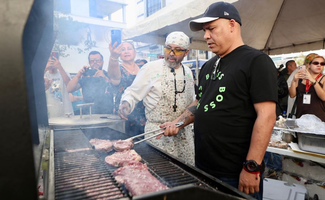 Culiacán cambia el miedo por convivencia ciudadana; carne asada reúne a decenas en la plaza.
Foto: Valente Rosas / EL UNIVERSAL.