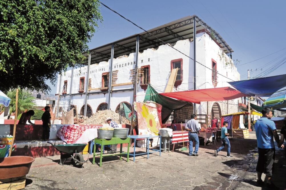 El palacio municipal de Tlayacapan, considerado el más antiguo de México, se encuentra rodeado de vigas para mantenerlo en pie. Albañiles aún sacan escombros del interior (FOTOS: TONY RIVERA. EL UNIVERSAL)