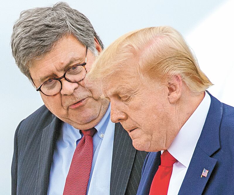 El fiscal general William Barr con el presidente Donald Trump, en septiembre pasado en Maryland. ARCHIVO AFP
