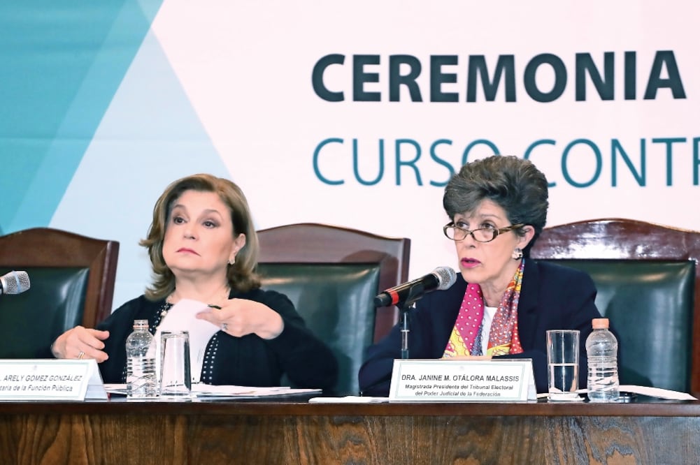 La magistrada presidenta del Tribunal Electoral del Poder Judicial de la Federación (TEPJF), Janine Madeline Otálora (der.) y la titular de la Función Pública, Arely Gómez en la inauguración del Curso de Control Interno 2018. (BERENICE FREGOSO. EL UNIVER)