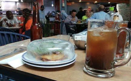 Jóvenes salen a beber a bares de Zona Rosa, abiertos en semáforo naranja