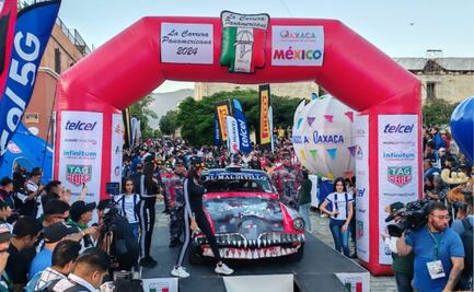 Pilotos y navegantes desfilan en el centro de Oaxaca, previo a la Carrera Panamericana 2024
