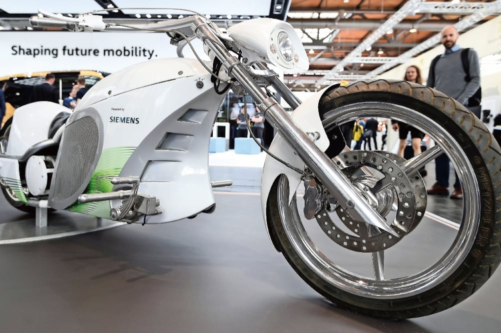 Visitantes observan la E-Bike en el salón de Siemens en la feria de Hannover. Empresarios alemanes aseguraron que México es una democracia con gente joven que tiene sus sueños (FABIAN BIMMER. REUTERS)