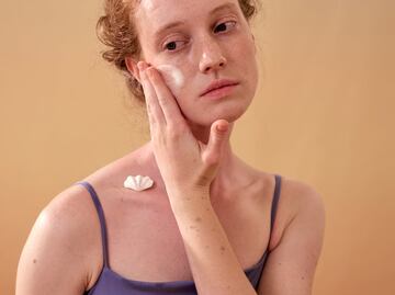 Cómo lograr un tono de piel uniforme con romero