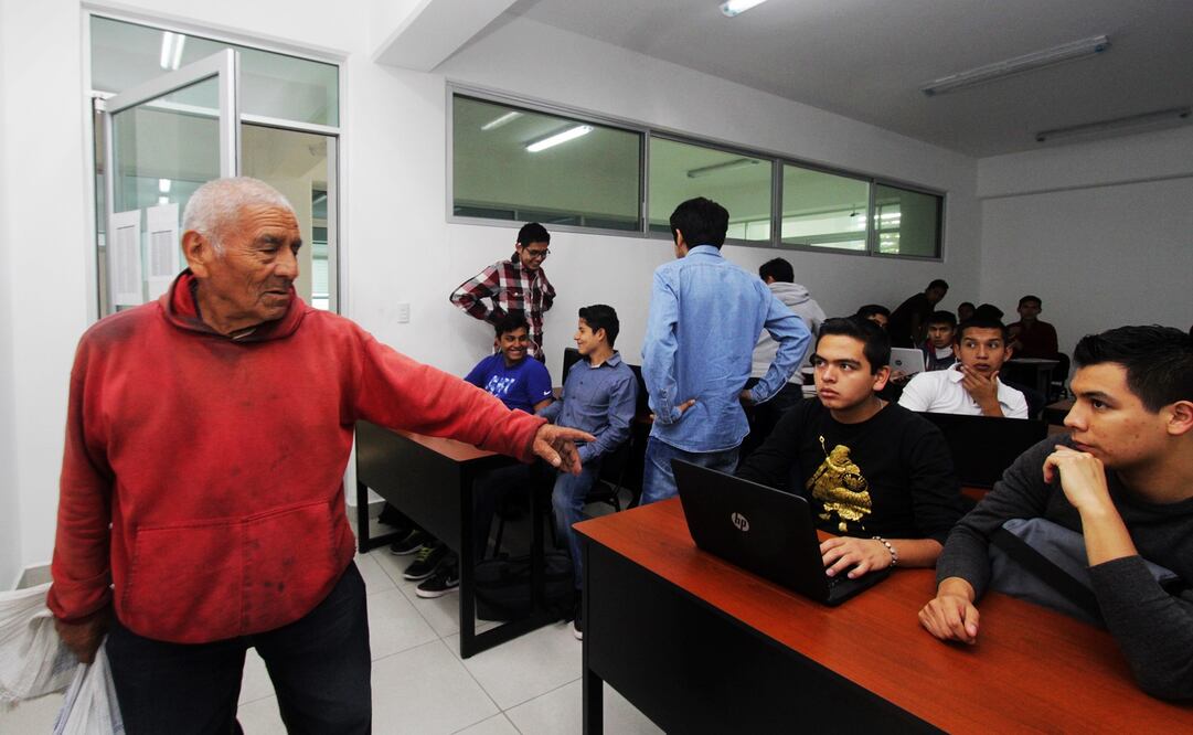 La sudadera de Don Felipe refleja su jornada: por las mañanas se le ve por los pasillos de la Benemérita Universidad Autónoma de Puebla, antes de entrar a clases, y por la tarde vende frutas y verduras en la central de abastos de la capital o en el tianguis de Tepeaca. 