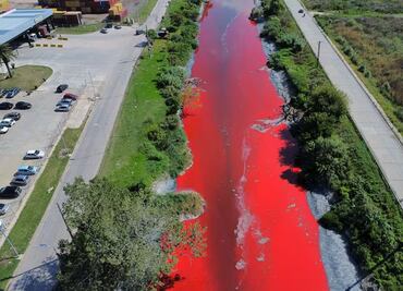 Alertan por arroyo que se tiñó de rojo en Argentina; autoridades apuntan a químico derramado de una fábrica textil