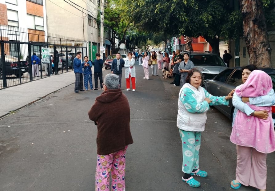 Vecinos de la campestre Churubusco evacuan sus inmuebles tras la alerta sísmica. Foto: Gabriel Pano