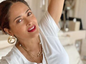 Salma Hayek posa sin maquillaje y deslumbra en traje de baño