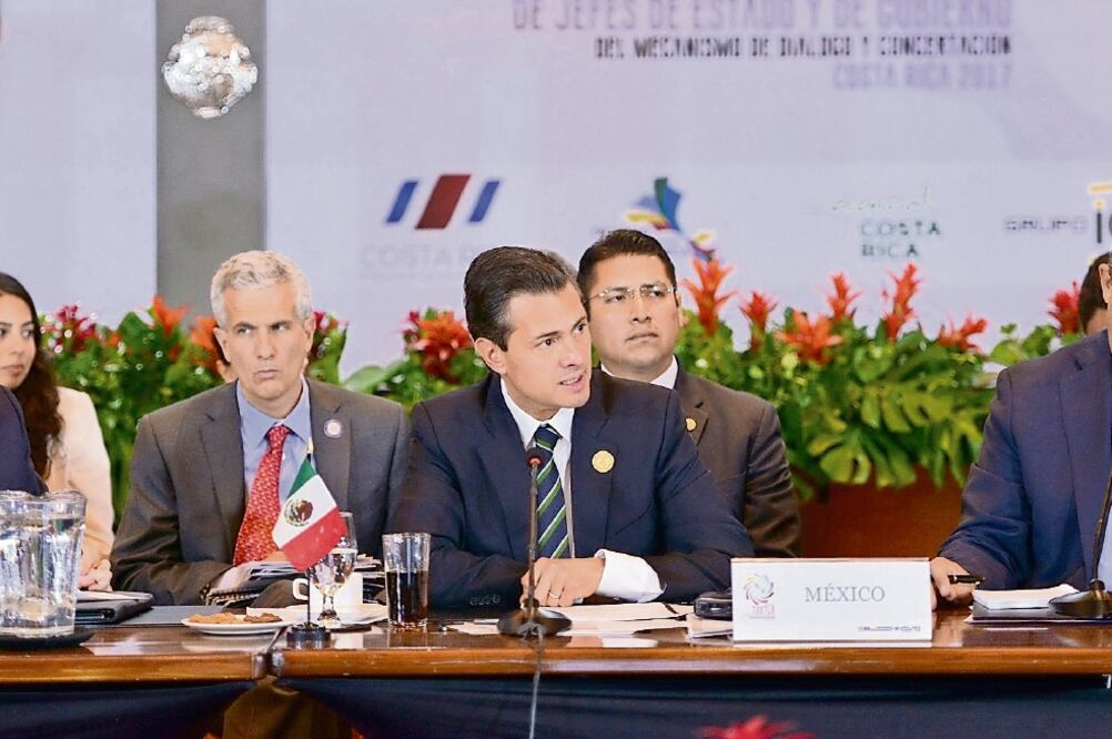 El presidente Enrique Peña Nieto, en compañía del canciller Luis Videgaray (izq.), explicó que con la Cumbre de Tuxtla los países de Latinoamérica han log rado una mayor integración económica (PRESIDENCIA)