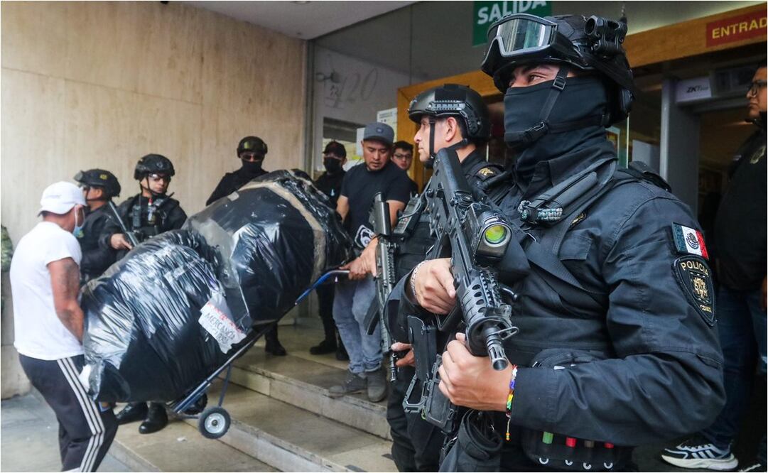 Decomisan mercancia de procedencia ílicita en Plaza Mart México, en Izazaga. Foto: Axel Sánchez/EL UNIVERSAL