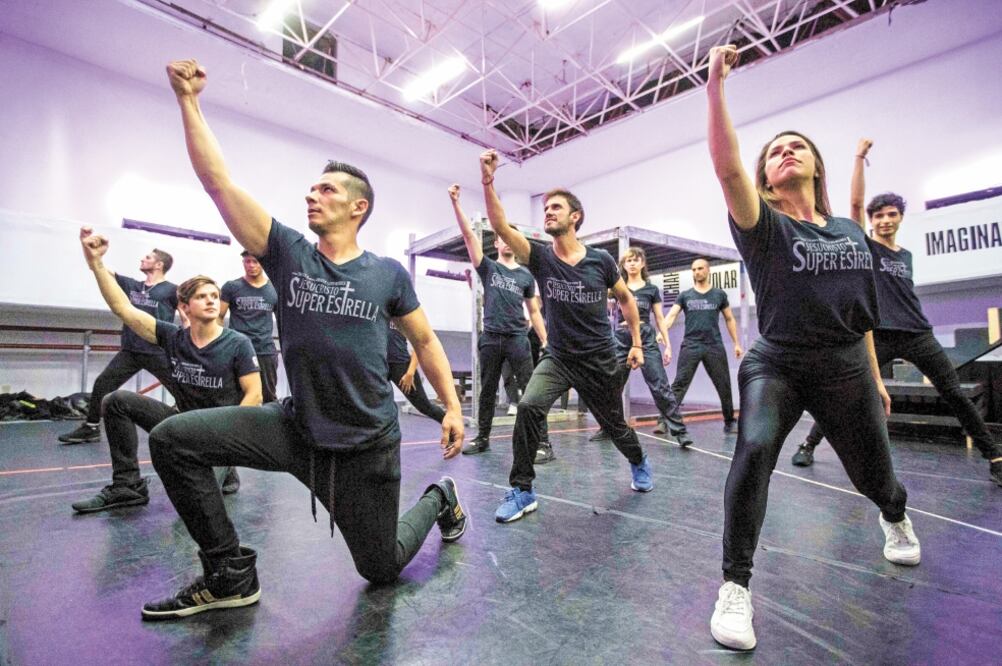Los actores afinan detalles bajo la dirección de Evans para el montaje, que estrena el 12 de julio en el Centro Cultural I. Foto: GERMAN ESPINOSA. EL UNIVERSAL